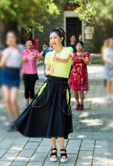 谢娜|谢娜才是“冻龄女神”，俩孩子妈的人还能这么嫩，39岁人比花还娇
