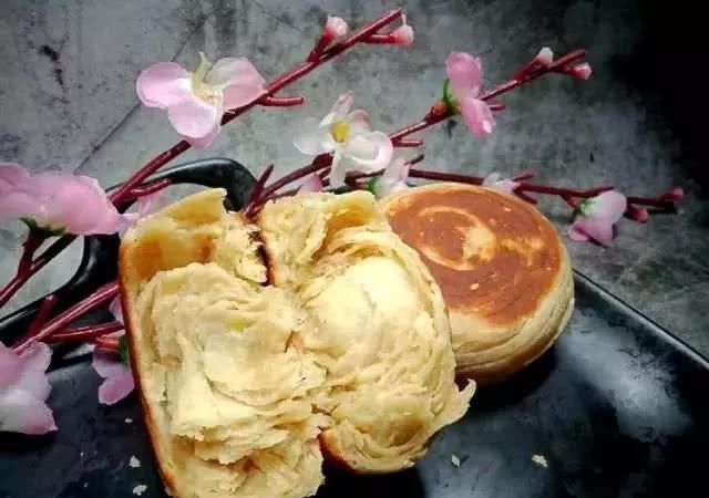 发面饼第|发面饼这样做，吃出烧饼的味道，既脆又软，吃一口就会爱上它哦！