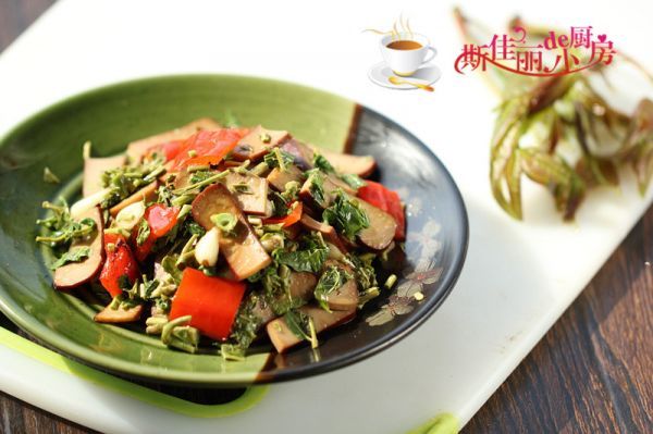  香椿|红椒香椿炒鸡蛋干