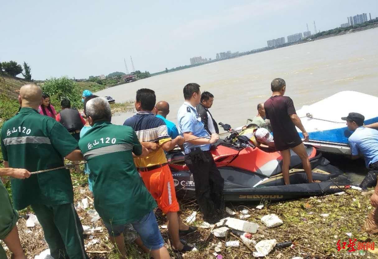 五通桥区|四川乐山一游艇翻覆,4人被困后获救 相关部门:艇只擅自驶入航道