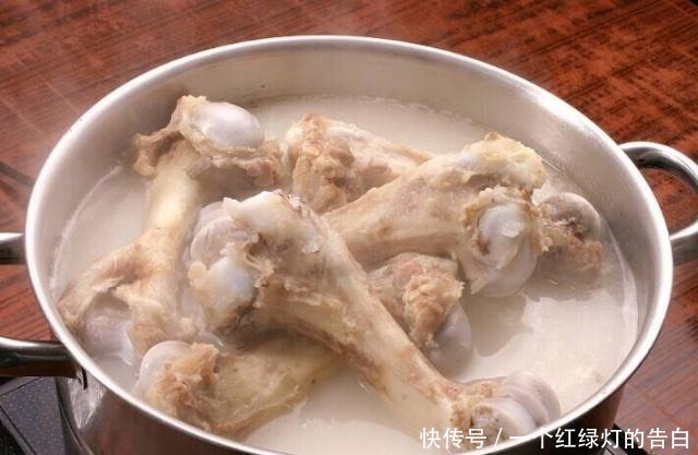 骨头汤|不管炖什么骨头汤,都不要直接加水炖,多加这一步,汤又白又香
