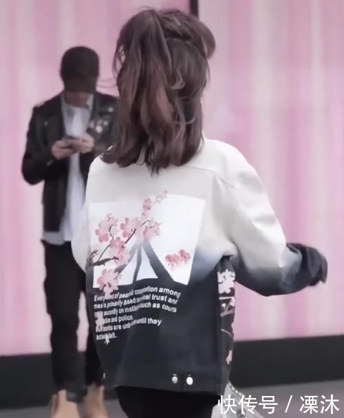 紧身裤|小姐姐这腿是真实存在的?穿上紧身裤只有几道褶皱,细到像假腿