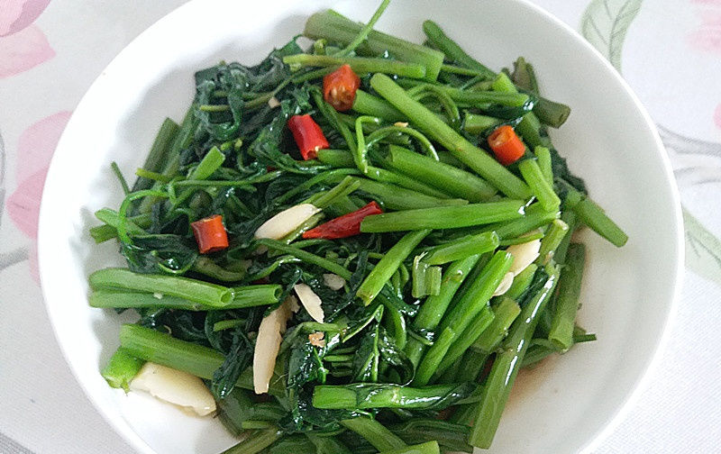  蔬菜|蔬菜界的“绿色精灵”，营养价值比番茄高，常吃洁齿口臭没了