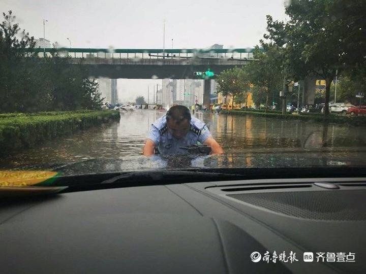 齐鲁壹点|你推车的身影真帅！一私家车雨中趴窝，济南交警涉水救援