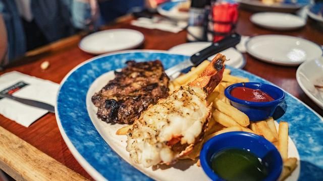 迪拜|迪拜人吃什么?到菜市场转一圈就明白了,帝王蟹、鲨鱼,应有尽有