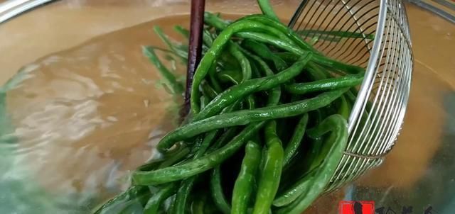  可口|豇豆角新吃法，鲜香可口又解暑，做法简单，一大盘不够吃，真解馋