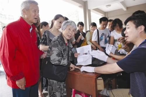  举动|两位老人银行转账千万，慷慨举动不料曝光身份，可敬