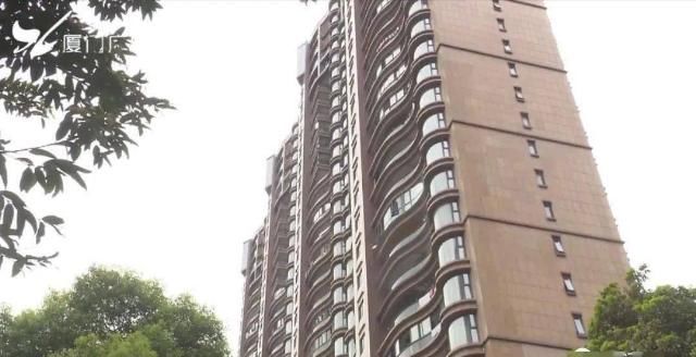  白衣女|掐脖、扇耳光！厦门一男孩电梯里被暴打！原因竟然是…