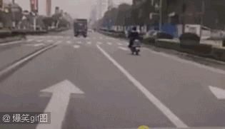  离开|【关注】街头这种电动车你怕不怕？请你赶快离开商城！