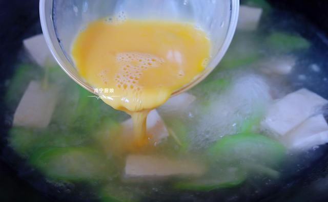  丝瓜|一根丝瓜、2个鸡蛋、1块豆腐，放锅里一起打汤，鲜美嫩滑真好喝