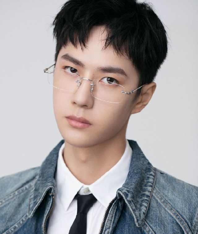  王一博|王一博敬业！脚伤严重坚持录制《天天向上》，面部紧皱强忍出镜