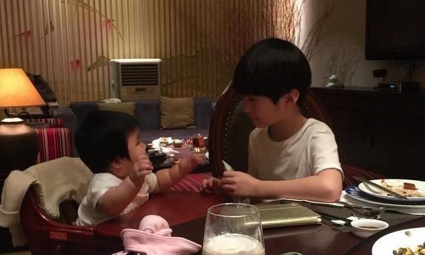  从小|晒晒张亮一家人住的豪宅，儿子在家还要做家务，暖男都是从小培养