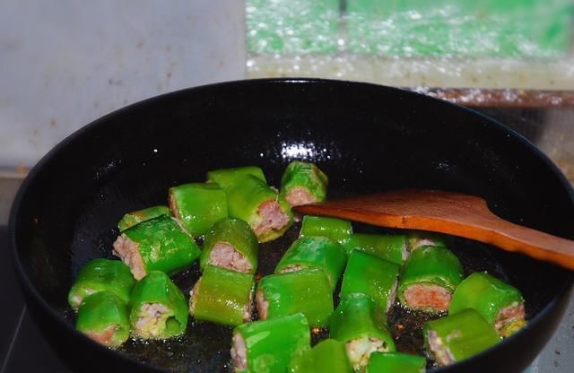 下酒|尖椒别再炒着吃,教你一个特别版尖椒酿肉,麻辣鲜香,下酒又下饭