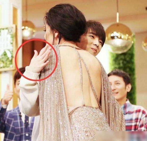  张艺兴|男星绅士手：蔡徐坤二指禅，张艺兴拘谨手，都败给了千玺的兰花指