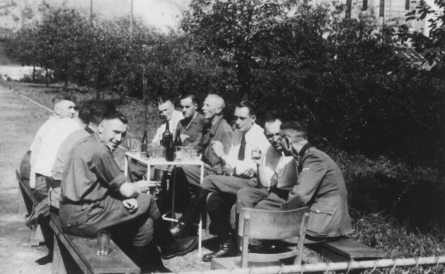 奥斯维辛集|幸好发现了这本相册,才知道了纳粹集中营副指挥官私生活的样子