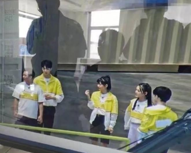  得知|下期迎来蔡徐坤最期待嘉宾，两人见面就黏一起，得知身份：没资格酸