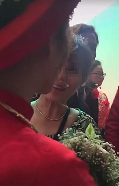 走后门|女子因婚前怀孕结婚当天被婆婆要求走后门，新郎站在一旁默不作声