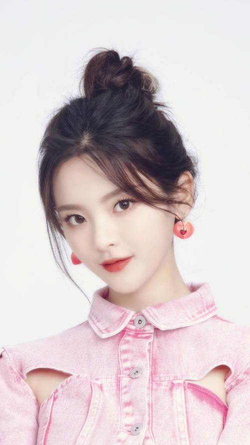  现身|杨超越现身薇娅直播间，粉色套装少女感满满，坦言被郭京飞误认为婶子