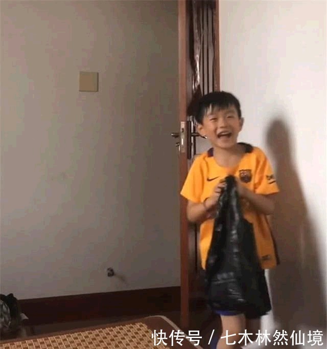 公司|爸爸公司破产,意志消沉,不料8岁儿子竟掏出十多万帮助爸爸