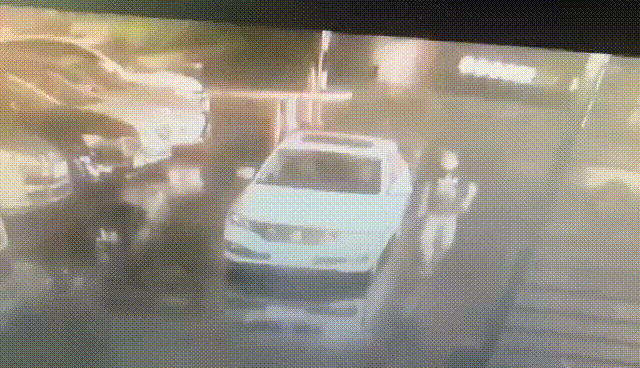  反光镜|嫌别人的车挡路碍事 一男子拳打脚踢还掰断反光镜