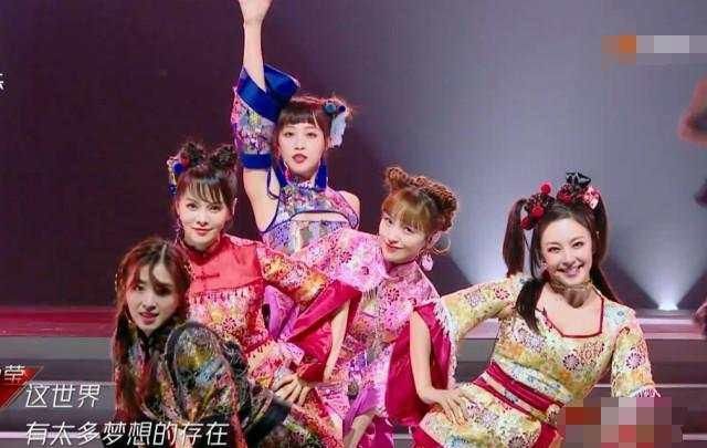  位女明星|金莎扇子掉了，其他人继续跳，谁注意到蓝盈莹做了啥？这才是姐妹