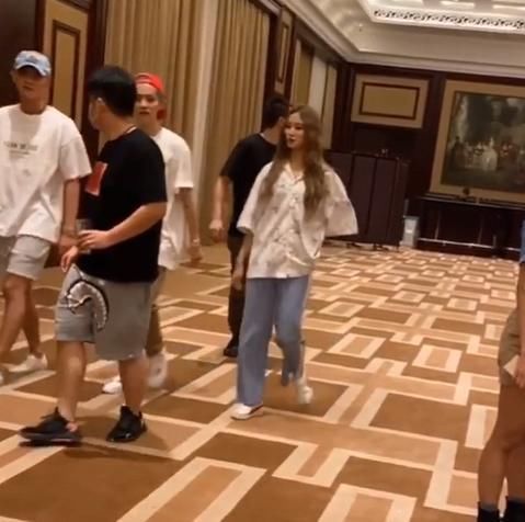 鹿晗|《创3》收官开庆功宴,黄子韬鹿晗热聊不断,旁边徐艺洋的表情亮了