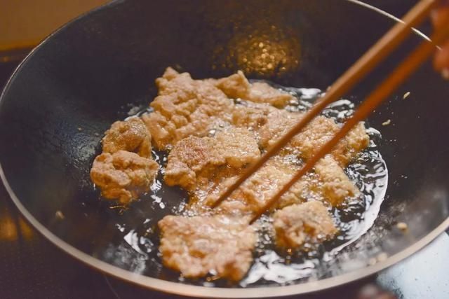  记住|炸酥肉时，记住这3个窍门，又酥又脆不回软