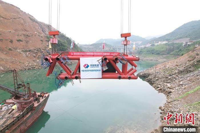 白马乌江大桥首段钢拱肋吊装完成