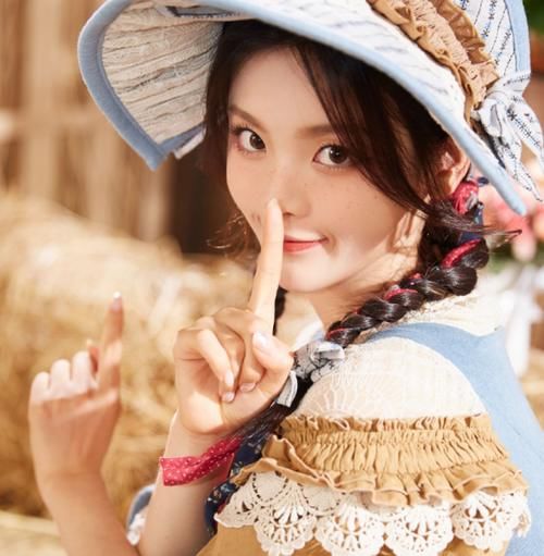  真不|当杨超越叫醒雷佳音，谁注意到他的反应：真不把她当明星