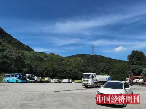  杭州|杭州惊现“豪车坟场”？500万宾利废弃长草