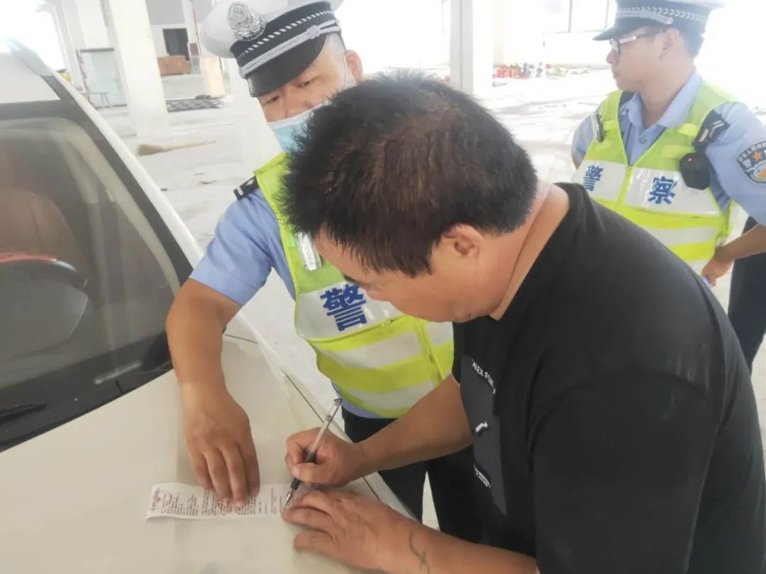  交警|8个月违法57次，记257分！“违法王”的驾驶证状态让交警傻眼