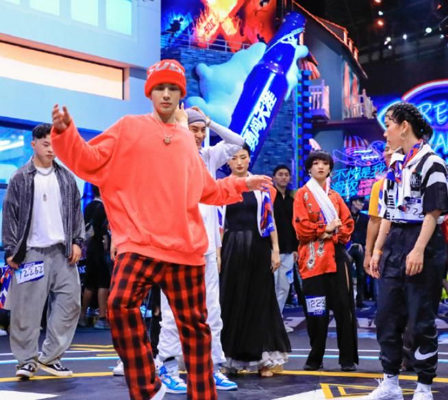  王一博|《这就是街舞》张艺兴一边喝水一边往外漏，网友扒出杯子同款后乐了