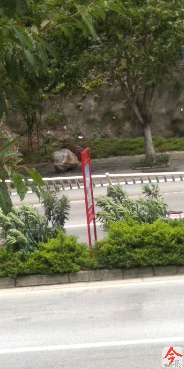  qt:badformat|柳州南环路山上掉下数块石头，所幸无车辆被砸到