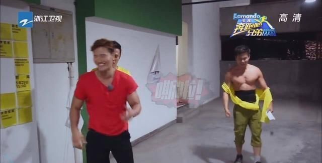  李晨|李晨撕名牌瘾戒不掉？家里收藏所有嘉宾名牌，李现王嘉尔的最显眼