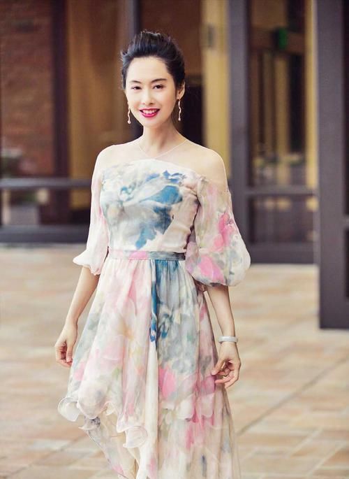  条连衣裙|朱茵身材真丰满，身穿黑色蕾丝包臀裙性感优雅，48岁依旧风情万种