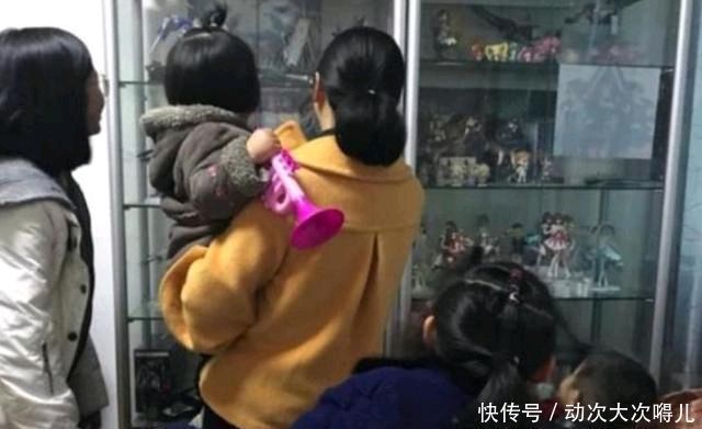 拒绝|熊孩子的手断了,他的父母拒绝赔偿一堆破塑料,敢要20万吗