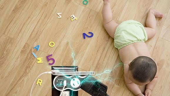  可可|女孩路边玩耍遭遇触电，孕妇路过上前营救，网友：教科书般操作