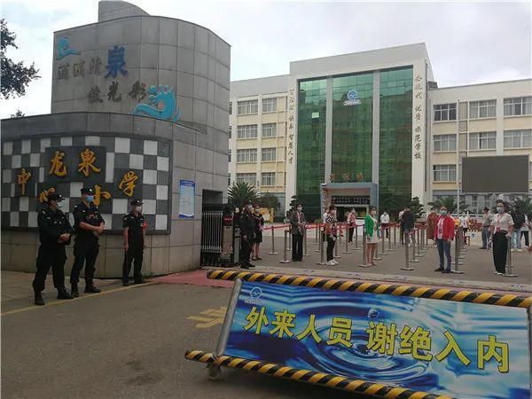  全力|二百考生遭遇“困”境 易门警方全力解困