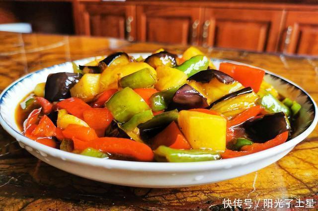 土豆|茄子土豆和青椒做出一盘地三鲜,成本也就5块左右,好吃赛过肉