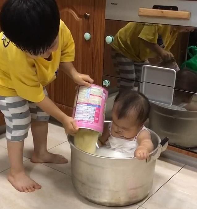 疼痛|哥哥把弟弟给“炖汤”，宝妈看到之后，连呼吸都感到疼痛