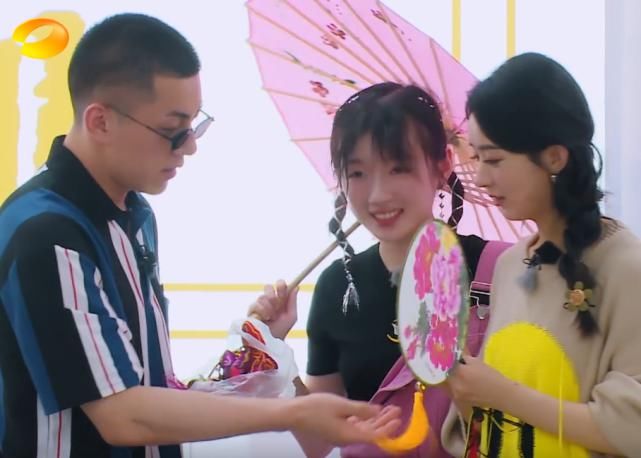  卡斯柏|当赵丽颖被中餐厅嘉宾说土味情话时，她的回应方式堪称教科书