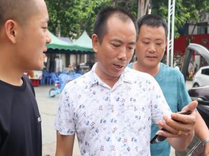  河南|红河南溪：围观下棋就忘了娃 这个奶爸太粗心