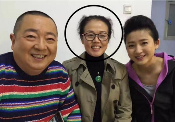  大腕儿|就是喜欢农村生活？央视大腕儿退出主持界，砖房门前吃面条