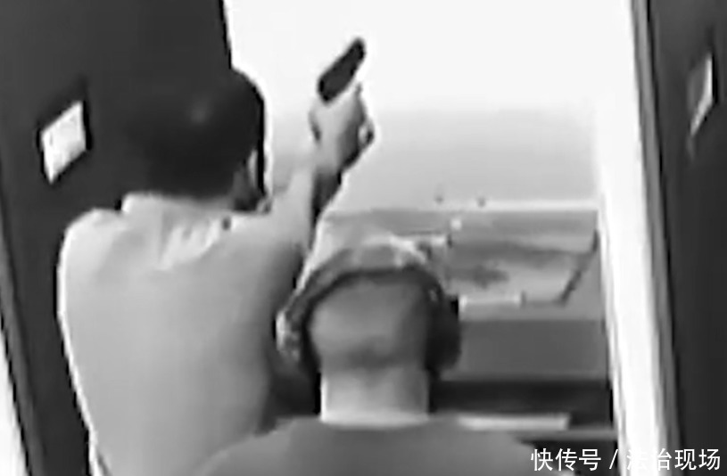 名男子|男子靶场内练枪，前1秒对着靶子开了几枪，后1秒枪竟对准了自己！