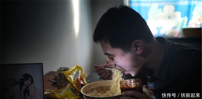 状告|小伙买了一桶泡面，称方便面内有异物，状告后却被要求赔偿4百万