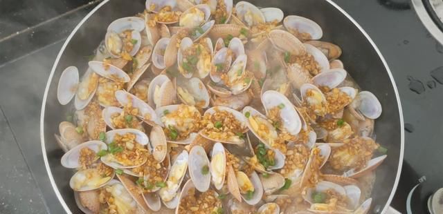 花甲|花甲除了炒还能怎样吃?加半个洋葱教你新吃法,喷香好吃到想舔盘