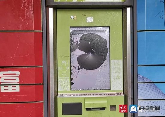  现场|年轻女子醉酒打碎快递柜显示屏 血淌一路还被拘留