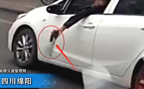  白色轿车|大叔往车外倒烟灰，交警找来环卫工，处罚方式大快人心