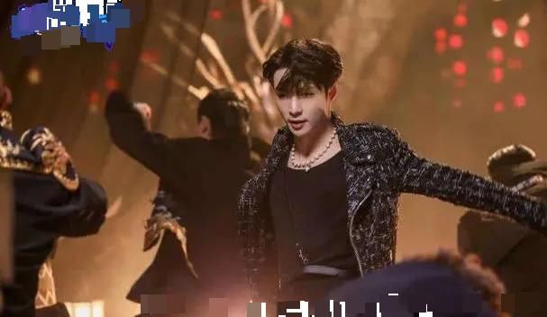  张艺兴|张艺兴当队长送鞋送包送衣服，想去报名参加节目了被淘汰也值啊