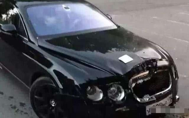  违停|300万宾利违停，路人砸车后扬长而去，车头留下纸条亮了